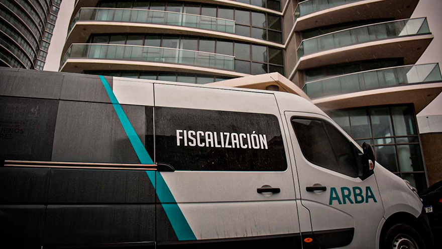 La torre no declarada se encuentra en el Boulevard Marítimo Patricio Peralta Ramos, en la zona de Playa Chica