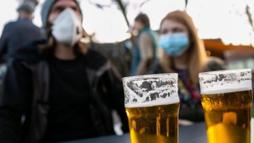 Los bares y restaurantes seguirán funcionando, pero deberán cerrar a las 23 horas.