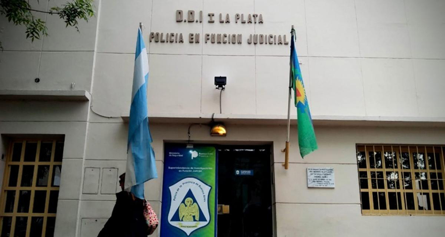 El sospechoso de 22 años se iba a presentar esta mañana en la Dirección Departamental de Investigaciones (DDI) La Plata pero se enteró que su causa estaba suspendida