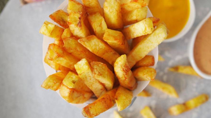 Las papas fritas crujientes y doradas son ideales para acompañar cualquier comida