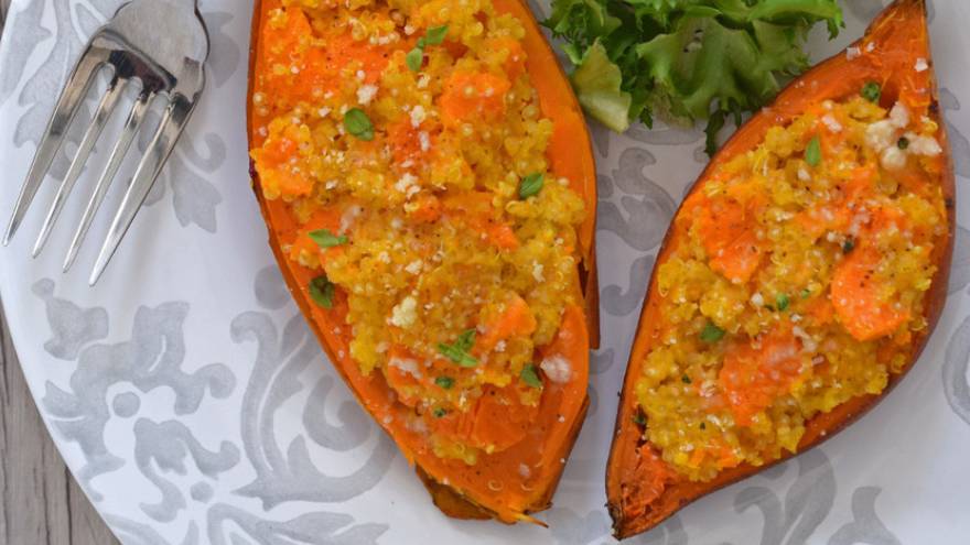 El boniato asado con quinoa es una de las recetas que se puede hacer con este cereal