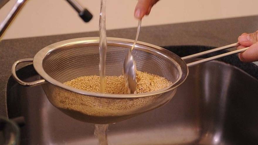 La quinoa se debe lavar antes de cocinarla