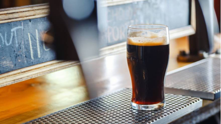 La cerveza artesanal tipo porter es oscura y tiene un sabor intenso