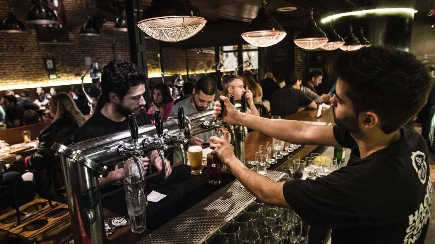 Esta es una foto oficial de Glück, uno de los bares para tomar cerveza artesanal en Buenos Aires