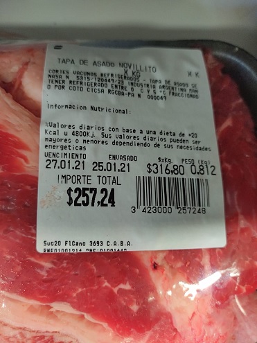 En Coto y Carrefour, por ejemplo, el roastbeef y la tapa de asado cuestan $316,80, un 25% y un 35% menos