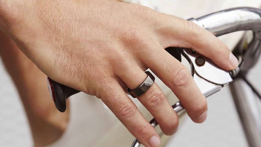 Hay anillos inteligentes resistentes para ejercicios o deportes.