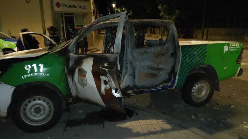 Durante la protesta, algunos vecinos quemaron una camioneta policial