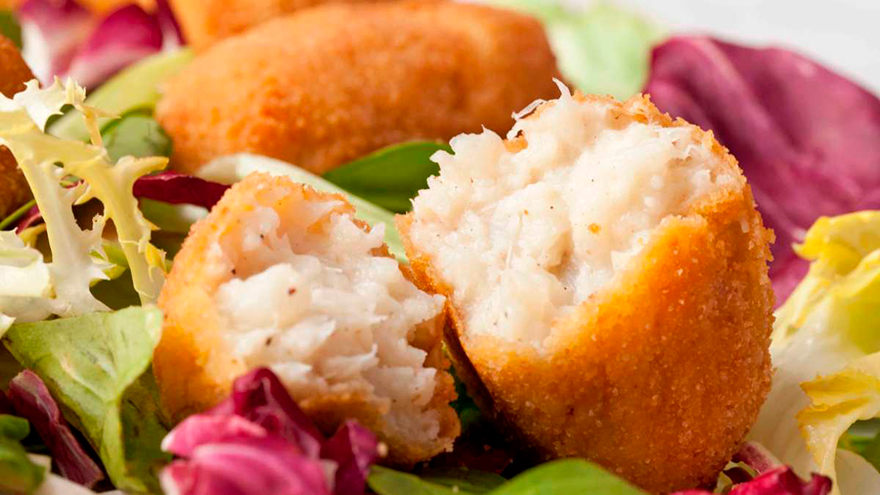 Lo importante es que la harina no se quede empapada de aceite por qué después para freírlas las croquetas se pueden deshacer