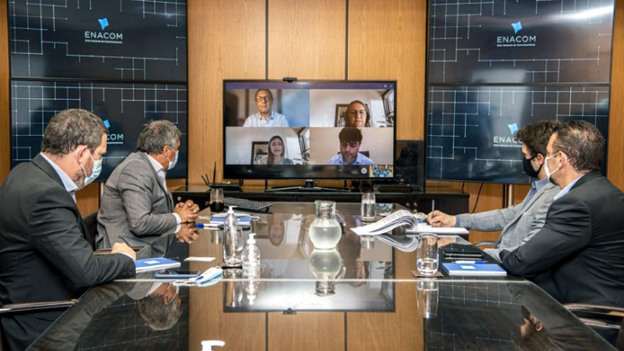 En la mesa, funcionarios del Enacom. En la pantalla, ejecutivos de Microsoft.