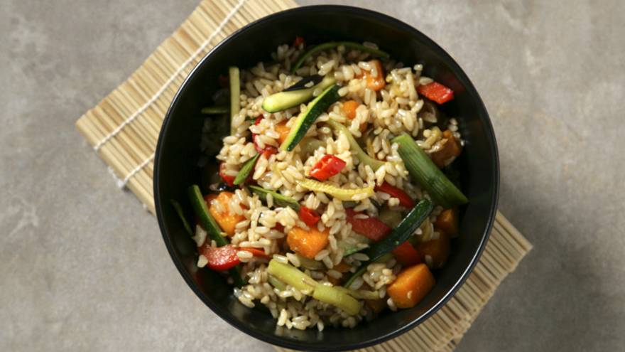 El arroz yamaní se puede mezclar con vegetales y hacer un revuelto con salsa de soja