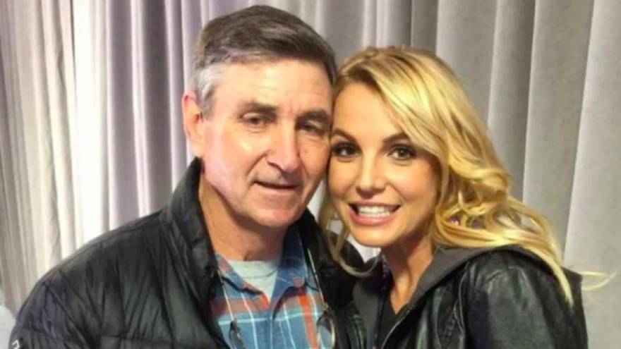 Britney Spears junto a su padre, James, quien tiene todo el control sobre casi todos los aspectos de su vida