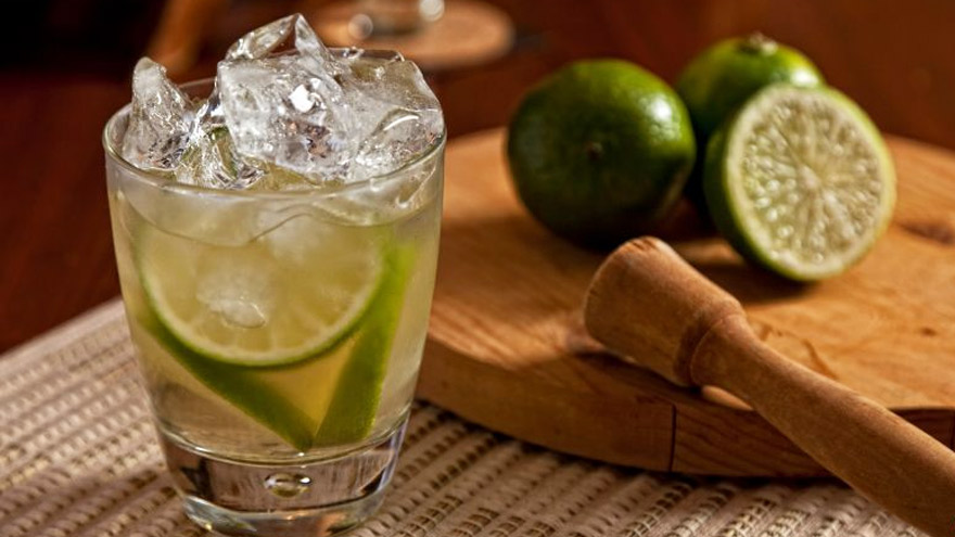 La caipirinha, bebida emblemática de Brasil.