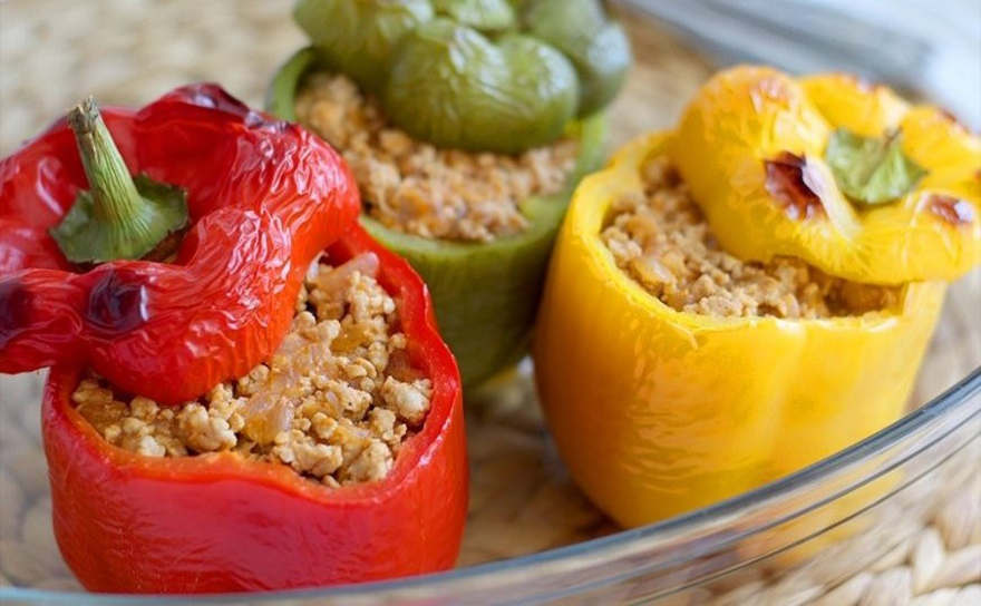 Una buena opción para comer rico y saludable son los pimiento rellenos y al horno