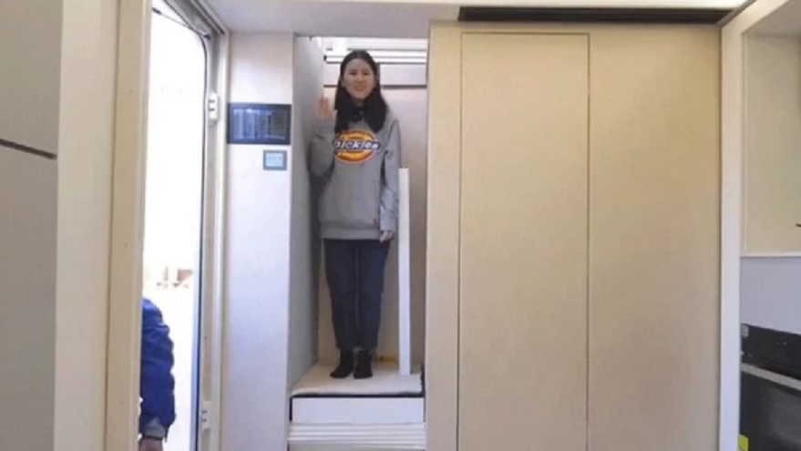 Para subir al primer piso, es necesario un ascensor