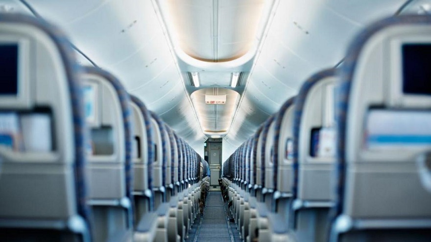 El último asiento del avión, criticado por muchos, defendido por pocos.