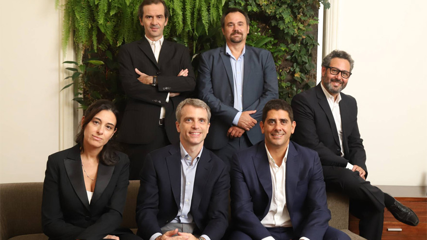 De pie: Santiago Viglierchio y Federico Villarino, socios de ECIJA Argentina. Sentados: Angeles Bernachea, Octavio Zenarruza, Diego Martinotti y Cristian Elbert, socios director de ECIJA Argentina.