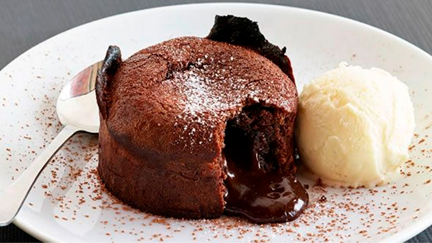 Una gran forma de acompañar el volcán de chocolate es con helado que contraste su alta temperatura con la que se lo sirve