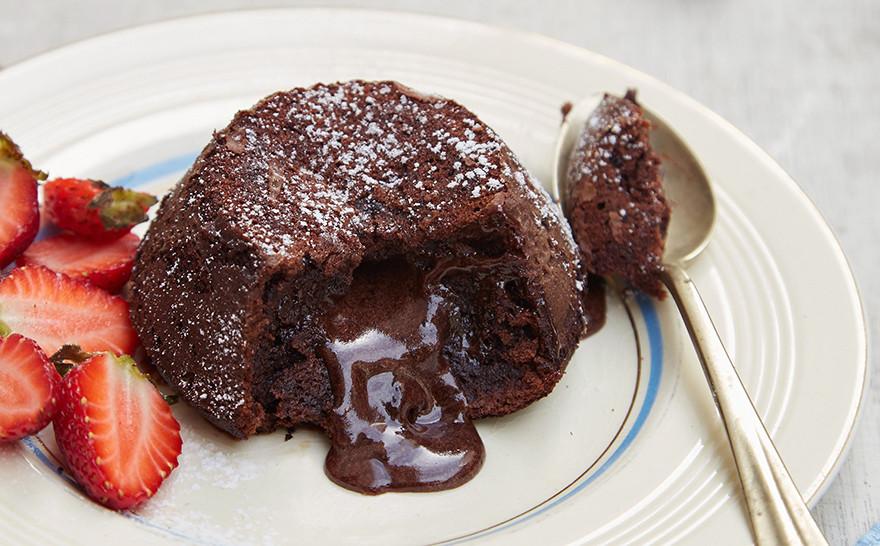 El volcán de chocolate es el postre perfecto para deslumbrar a tus invitados