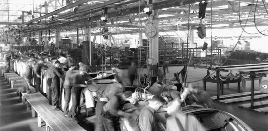 Ford creó un sistema para que cada empleado esté en un puesto fijo de producción.
