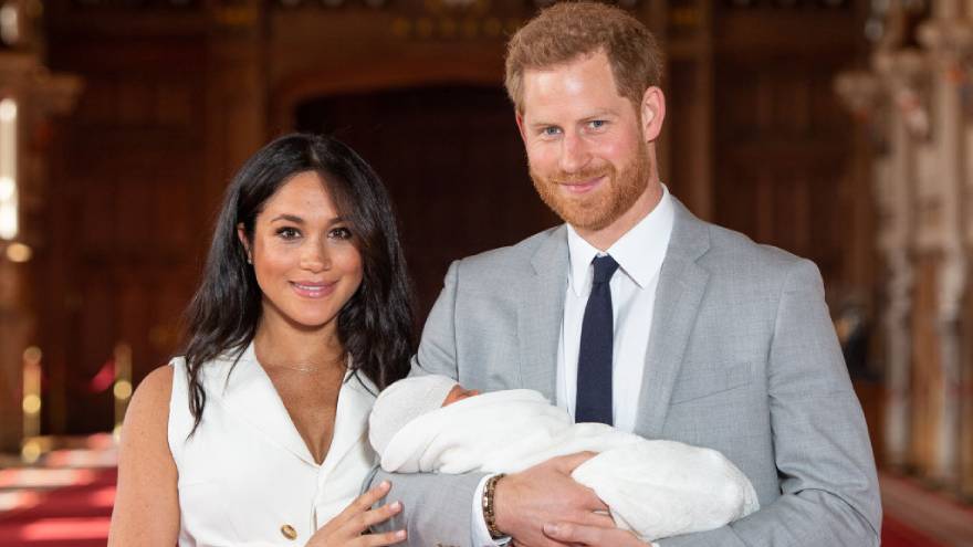 Harry y Meghan Markle, junto a su primer hijo