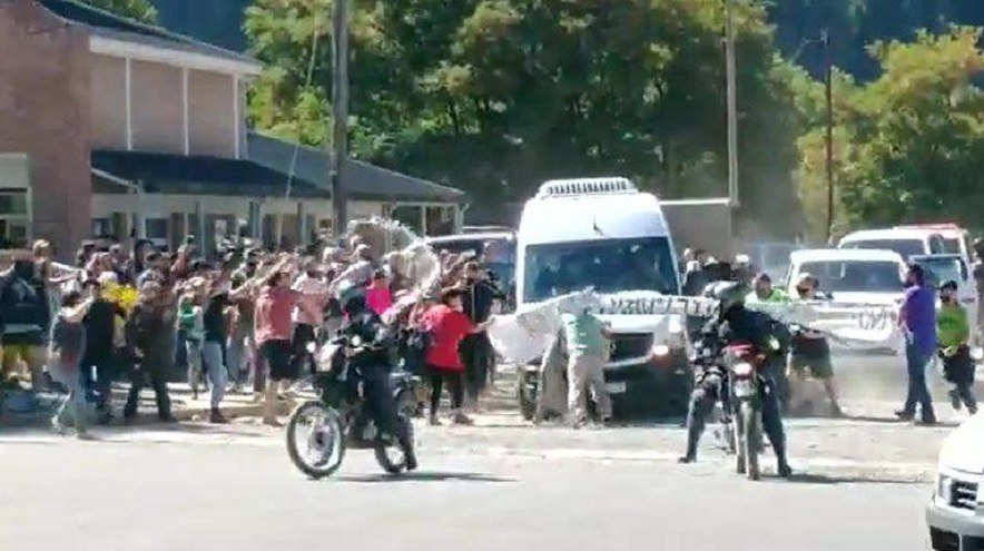 Cinco detenidos por la agresión a la comitiva presidencial en Chubut