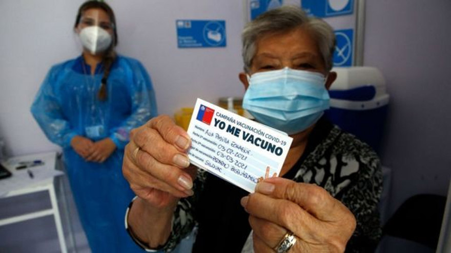 Chile ya vacunó a más de 5 millones de personas, pero no pudo frenar un rebrote de contagios.