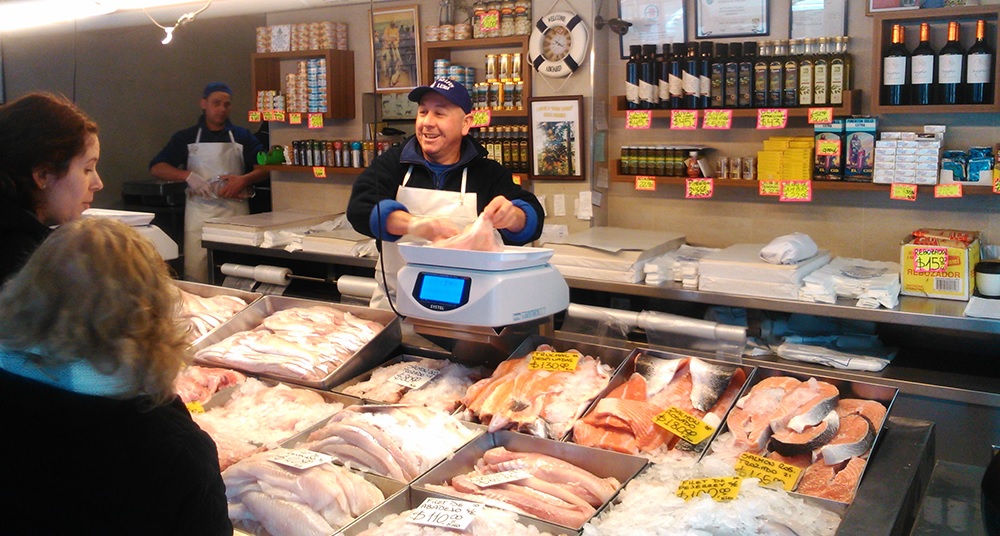 en las pescaderías de barrios, el kilo de merluza fresca pasó de 320 a 580 pesos, registrando un alza de 81,25%