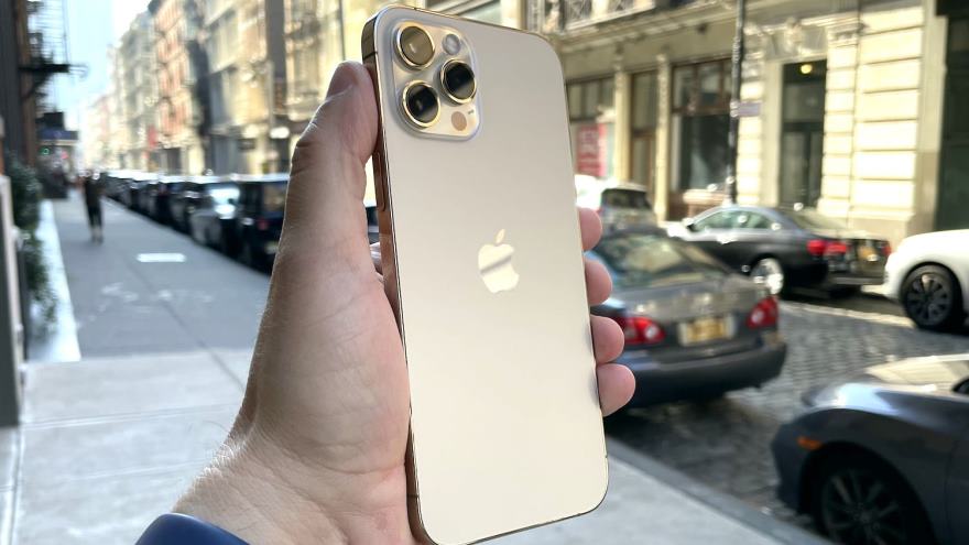 Este modelo del iPhone se distingue por sus capacidades de fotografía y video.