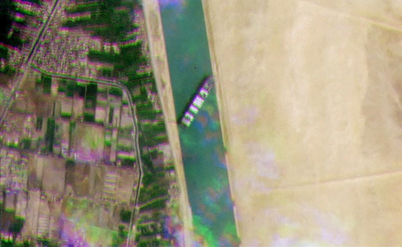 Impactante imagen satelital del bloqueo al Canal de Suez