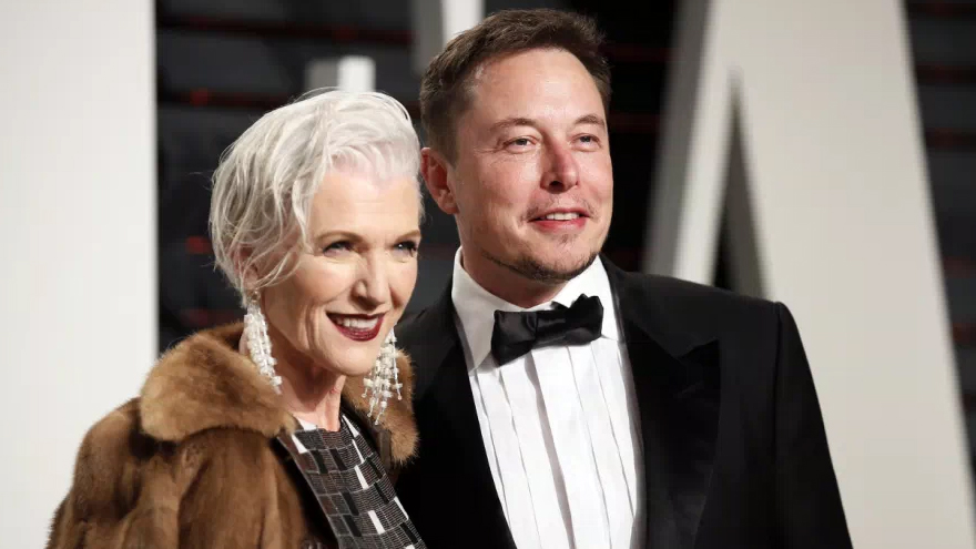 Elon Musk posa junto a su madre, una modelo australiana