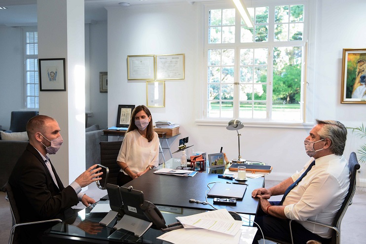 Alberto Fernández, Martín Guzmán y Fernanda Raverta en