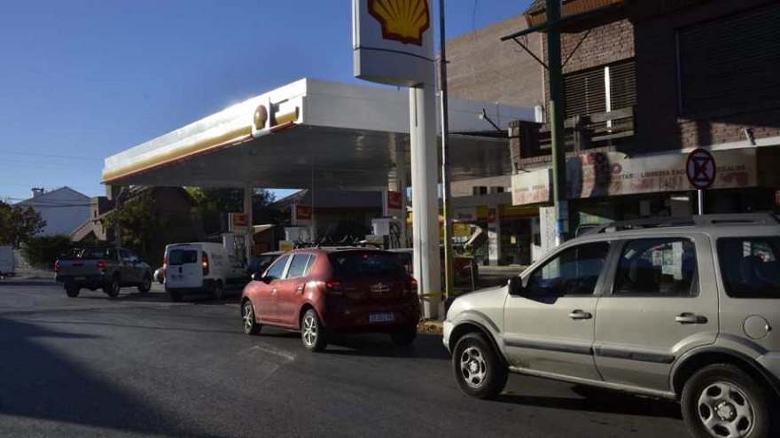 Largas filas en Río Negro y Neuquén para cargar combustible.