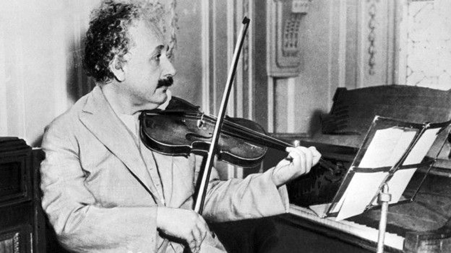 Se dice que Eistein ejecutaba el violín con maestría.