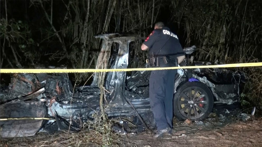 Tras el impacto, el Tesla se incendió completamente.