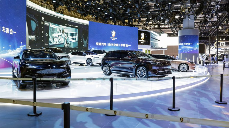 Evergrande participa de salones y hace publicidad, pero los autos no se venden.