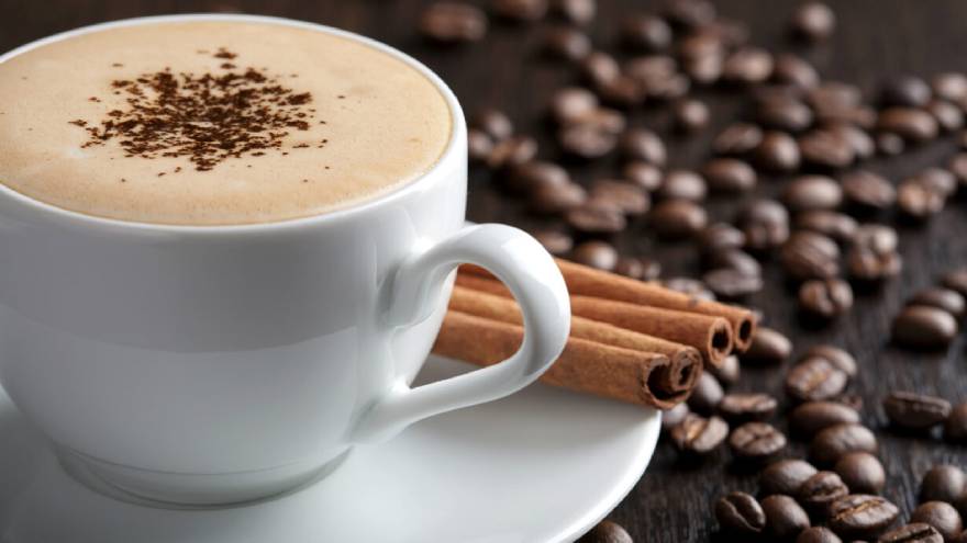 La canela se puede consumir con el café, entre otras maneras de sumarla a la dieta