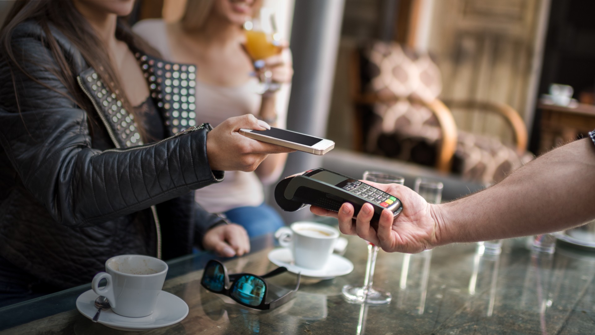 NFC se usa en transacciones comerciales.