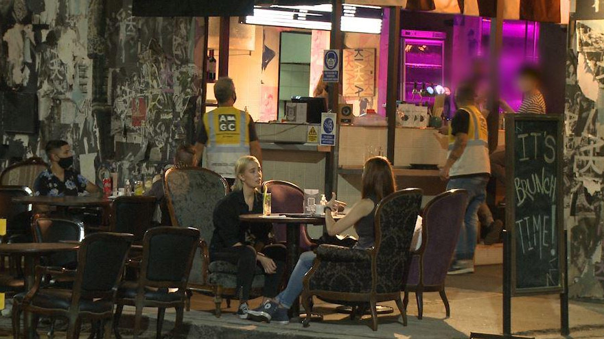 Bares y restaurantes sólo podrán atender en el exterior.