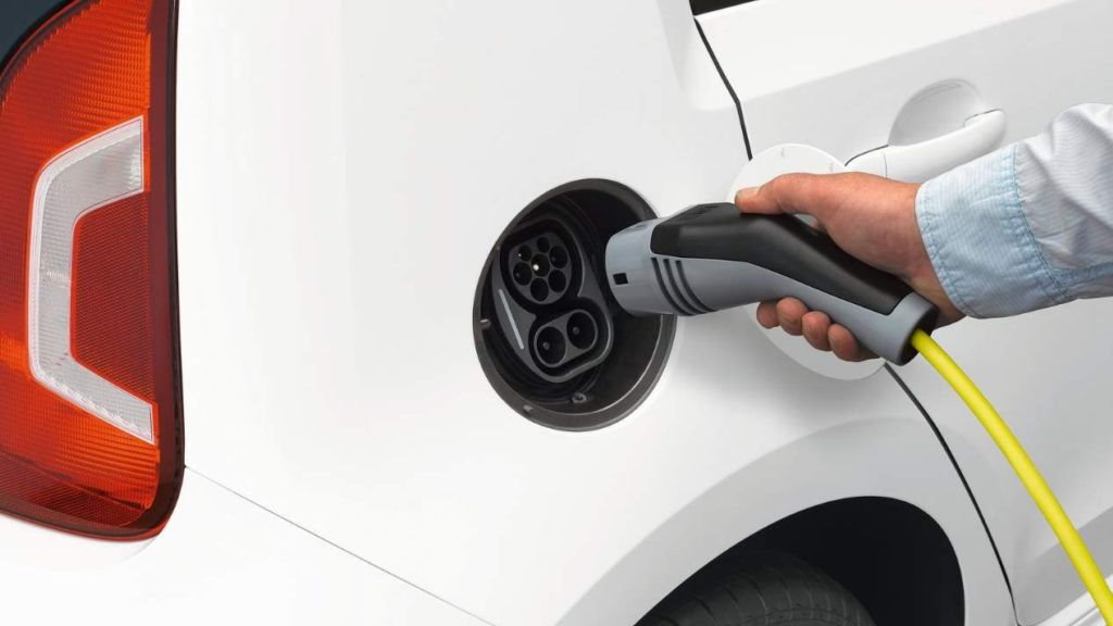 Autos blancos y eléctricos, la mejor elección.