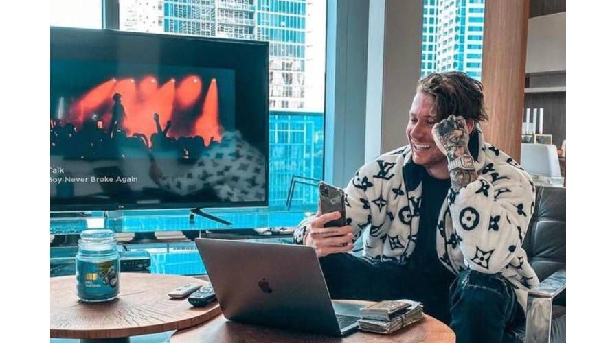 Condy muestra su vida a través de las redes sociales.