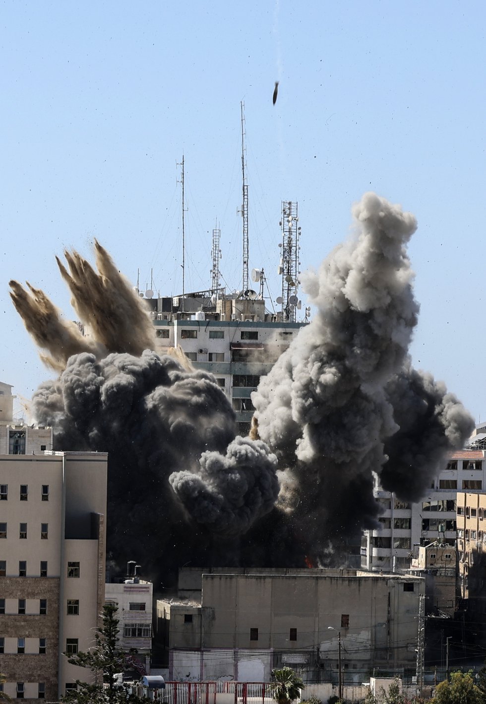Israel derribó el edificio donde funcionaban AP y Al Jazeera