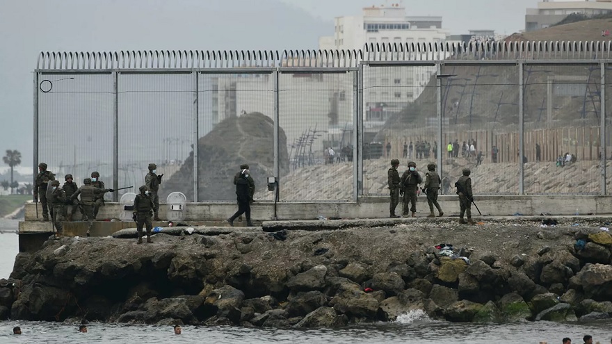 La policía marroquí ha cerrado el paso fronterizo de Tarajal e interrumpe así el éxodo migratorio hacia la ciudad española de Ceuta