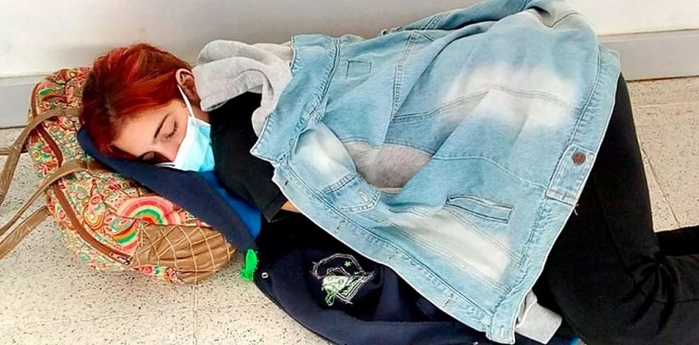 Lara tuvo que dormir en el piso de un hospital por la falta de camas de terapia