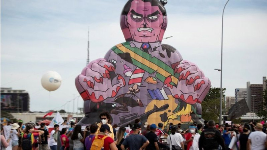 Bolsonaro, caricaturizado en las calles de Brasil.
