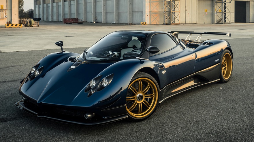 Sus autos van desde Ferraris hasta Paganinis