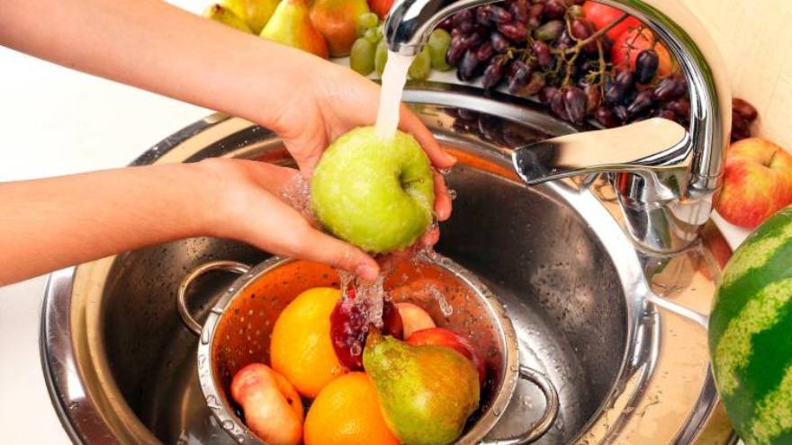 Se aconseja lavar y pelar las frutas y verduras, sobre todo si se consumen crudas