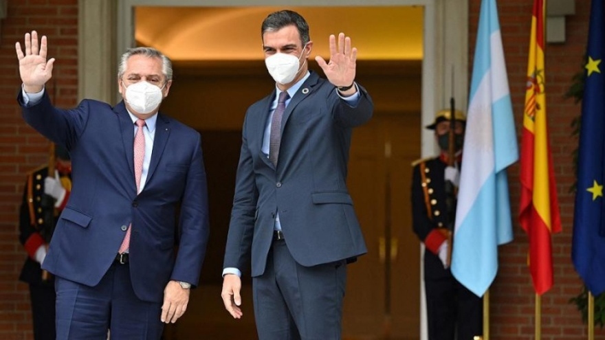 Guzmán habló en el marco de la visita oficial del mandatario español.