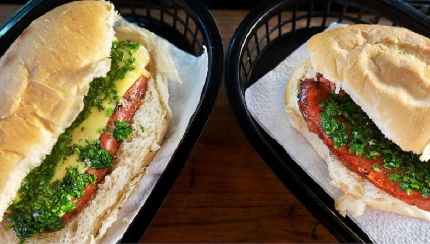 Choripan y chimicurri, combinación clásica de los argentinos