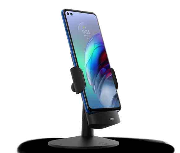 El Moto G100 en el dock.