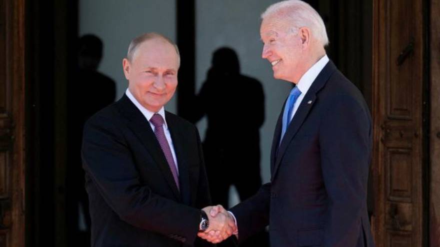 El saludo de Vladimir Putin y Joe Biden